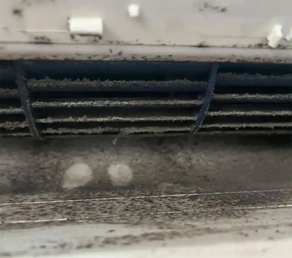 翠峦空调吹的风有股烧焦味是怎么回事